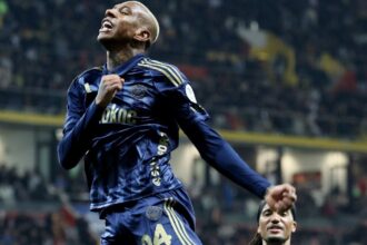 Talisca brilha no Al Jazira e comemora sequência de gols e assistências