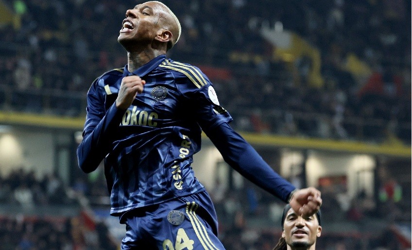 Talisca brilha no Al Jazira e comemora sequência de gols e assistências