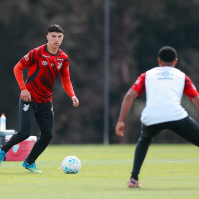 Trio titular do Athletico volta aos treinos e deve reforçar time contra Palmeiras