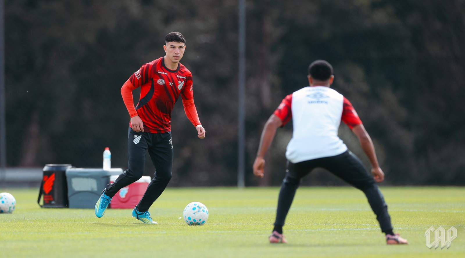 Trio titular do Athletico volta aos treinos e deve reforçar time contra Palmeiras