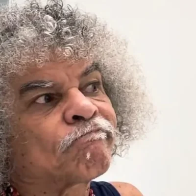 Valderrama corta a icônica cabeleira e surge irreconhecível