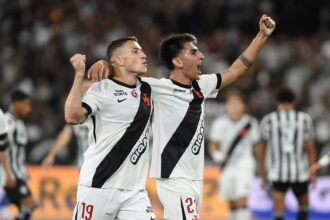 Vasco vence Botafogo por 2 a 1 após erros do rival
