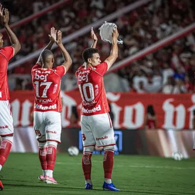 Vila Nova atinge recorde de vitórias do clube na Série B e segue líder