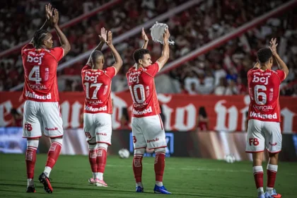 Vila Nova atinge recorde de vitórias do clube na Série B e segue líder