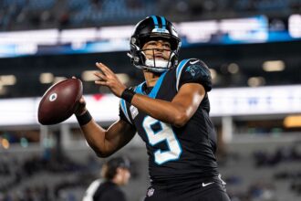 Young domina, Panthers viram e vencem Lions com dois TDs de Hubbard